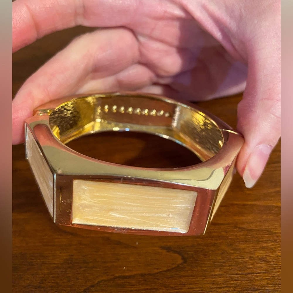 Vintage heavy golden dangle, hinged bracelet with rectangular enameled sides - Picture 9 of 12